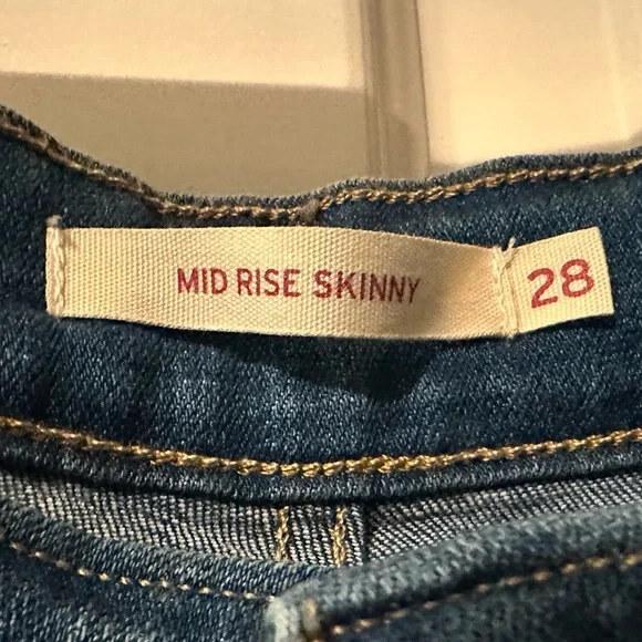 SOLD - Mid Rise Skinny Floral Embroidered Levi’s Jeans - Picture 4 of 8